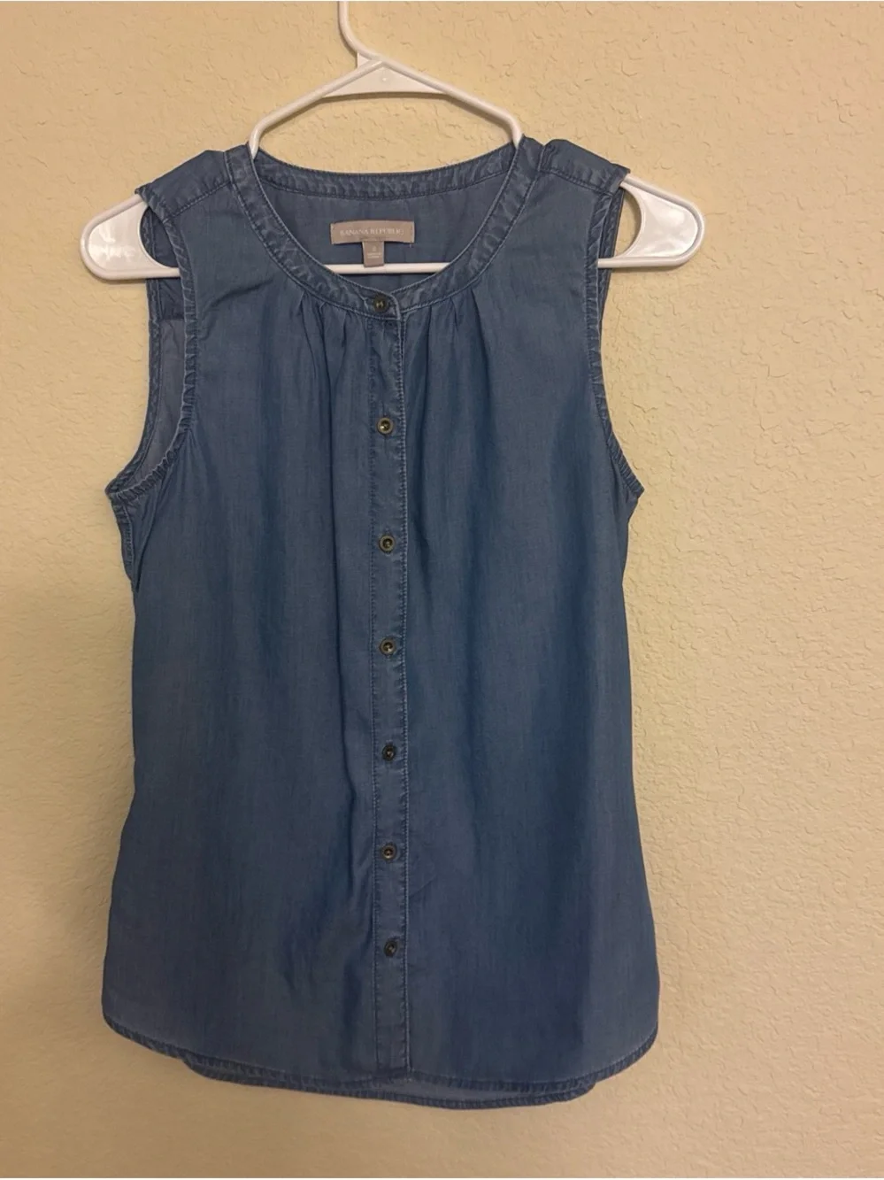 J.Crew Sleeveless Chambray Button-Front Top in Denim Blue